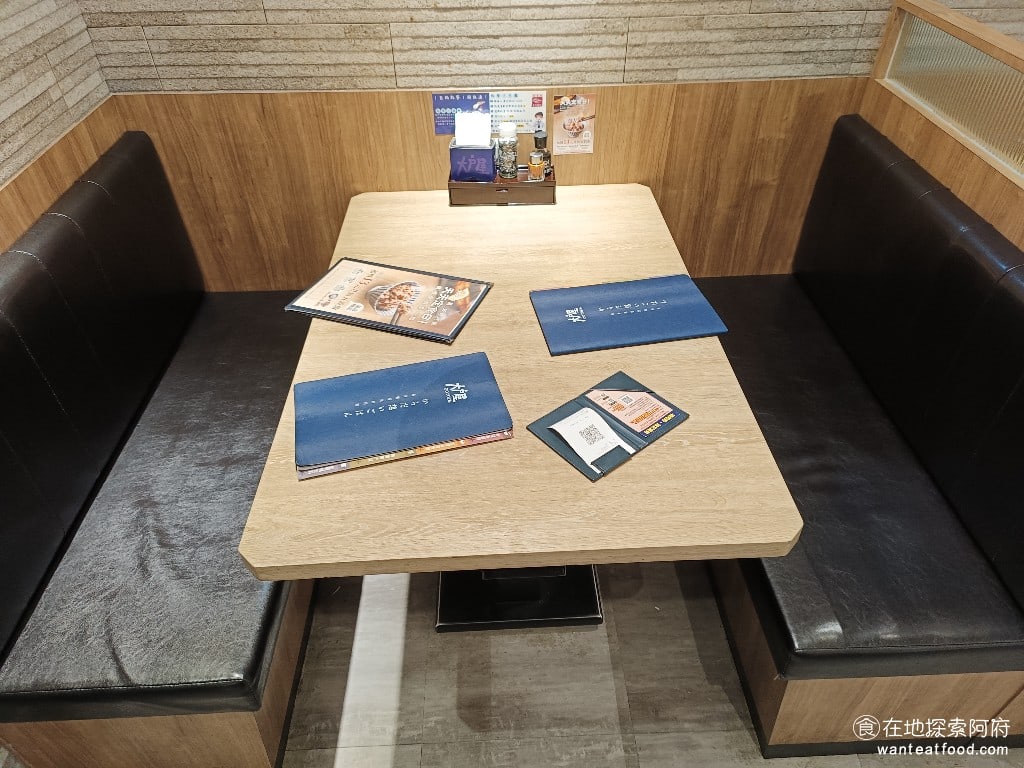 大戶屋美麗華店 中山區美食 劍南路站美食 美麗華美食街 日式料理 大戶屋這裡很多座位邊都是沙發椅，桌面也非常寬敞，店內也比美食街還要安靜。 @在地探索的阿府台北美食