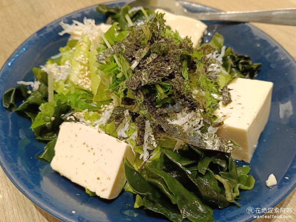 大戶屋美麗華店 中山區美食 劍南路站美食 美麗華美食街 日式料理 小魚豆腐沙拉 單點的小魚豆腐沙拉是 150 元，裡面有滿滿的吻仔魚、海帶、生菜和豆腐。 @在地探索的阿府台北美食