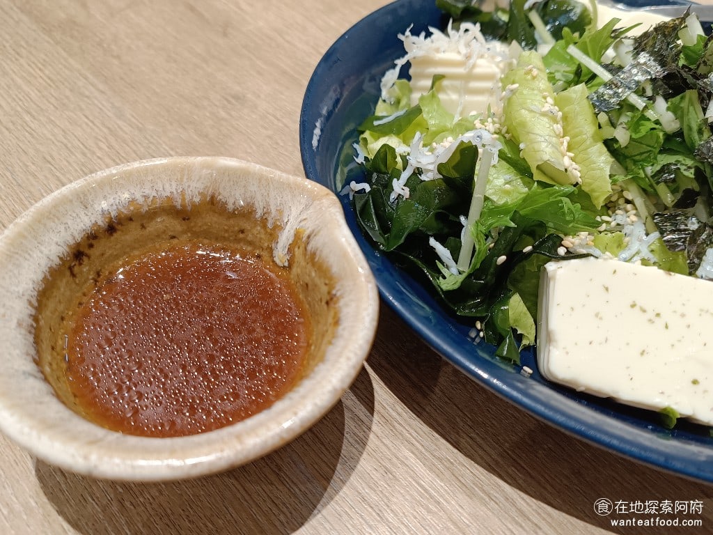 大戶屋美麗華店 中山區美食 劍南路站美食 美麗華美食街 日式料理 小魚豆腐沙拉搭配的是和風醬，這個醬的酸味比較重，吃起來味道偏鹹，所以吃的時候可以不用一次全部倒入。 @在地探索的阿府台北美食