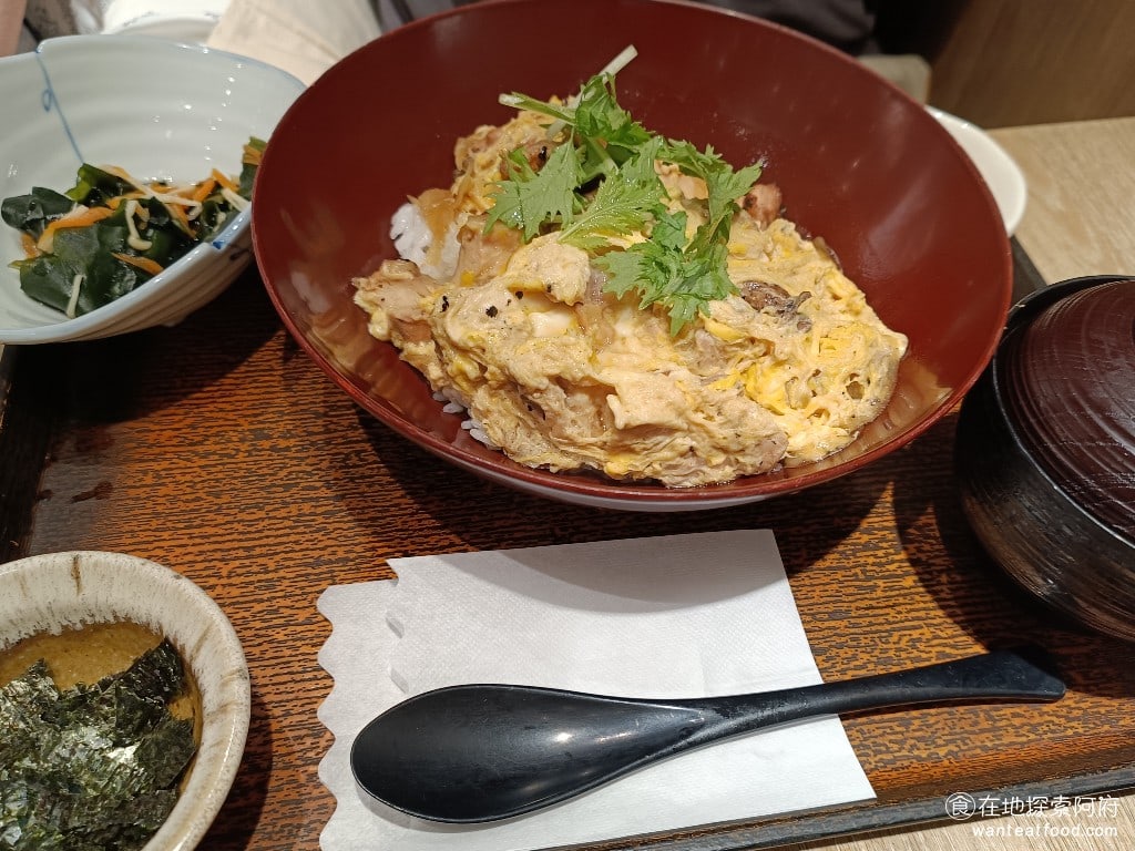 大戶屋美麗華店 中山區美食 劍南路站美食 美麗華美食街 日式料理 碳烤雞肉蛋蓋飯 這一份餐點就是親子丼，只是它的肉是碳烤的，因此多了碳烤的香味，吃起來會比一般的親子丼更香。 @在地探索的阿府台北美食