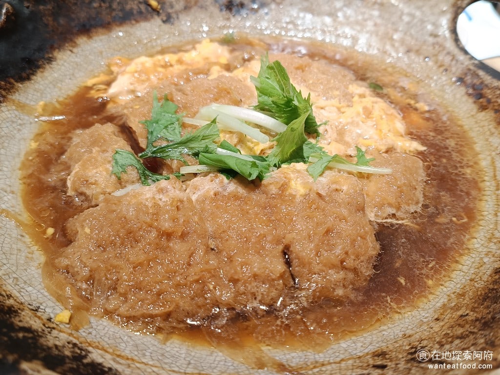 大戶屋美麗華店 中山區美食 劍南路站美食 美麗華美食街 日式料理 滑蛋豬排鍋定食的豬排份量給得非常多，不過豬排泡在湯裡似乎時間比較久，都泡爛了，所以豬排吃起來一點都不酥脆，而且豬排的豬肉吃起來也有點硬。 @在地探索的阿府台北美食