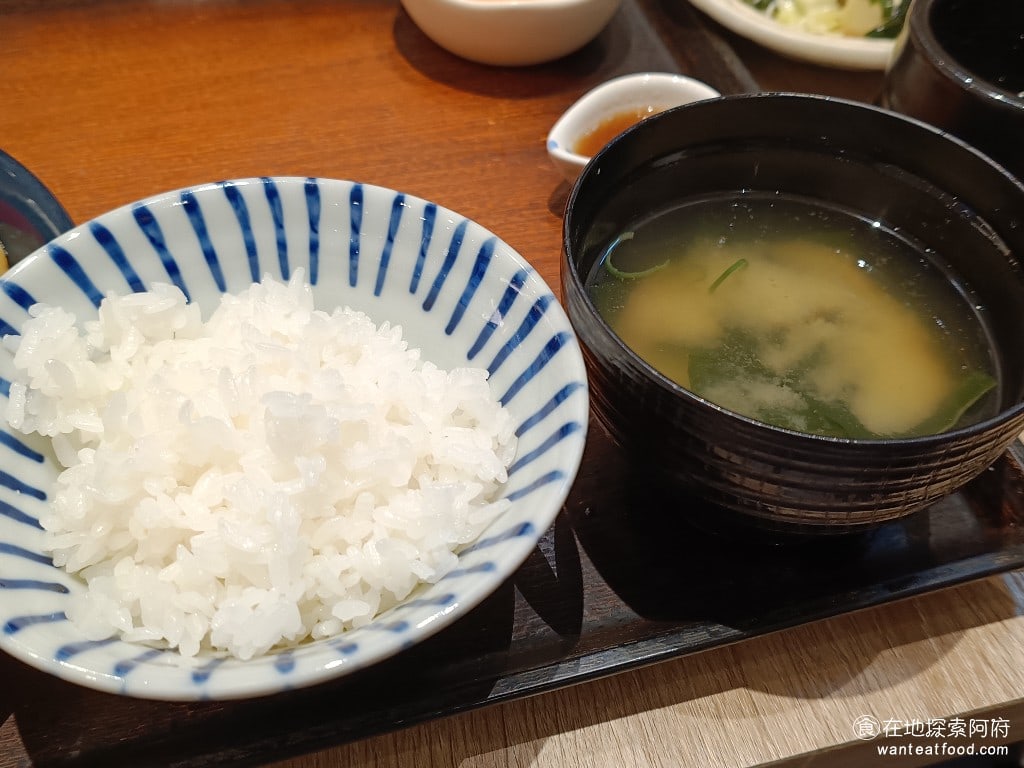 大戶屋美麗華店 中山區美食 劍南路站美食 美麗華美食街 日式料理 《大戶屋美麗華店》的白飯和味噌湯都是可以無限續加的。 @在地探索的阿府台北美食