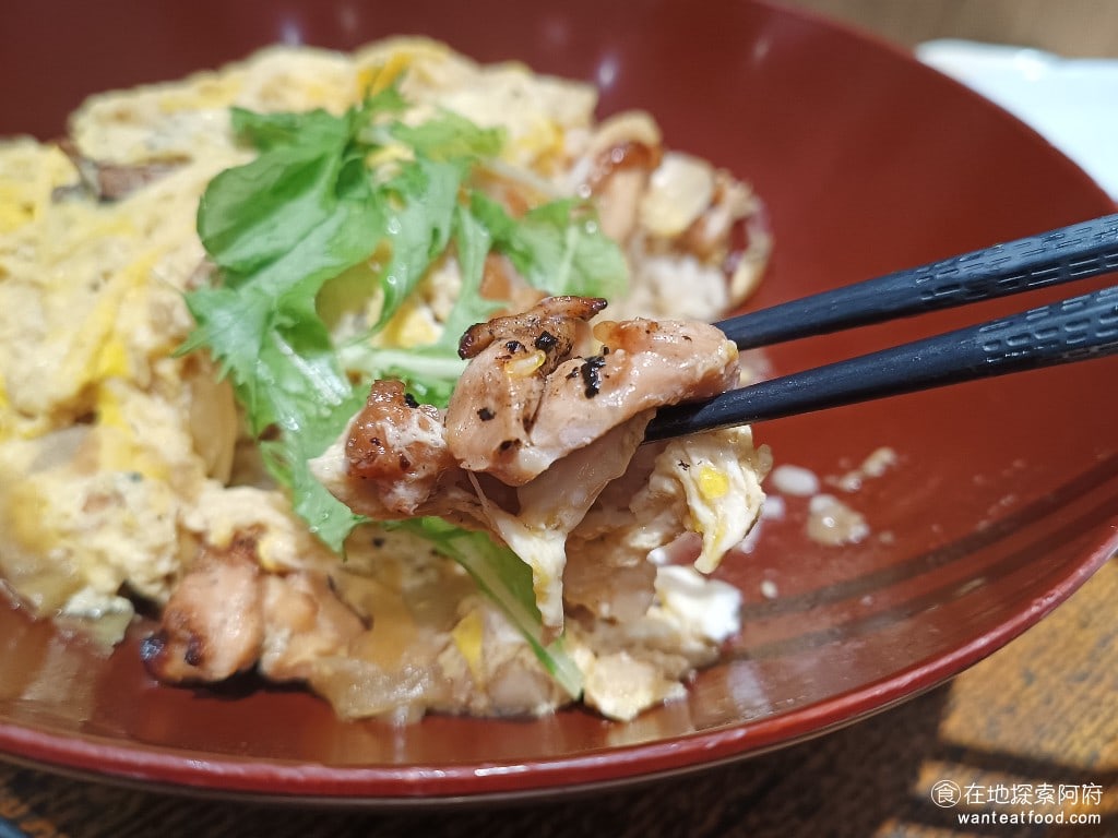 大戶屋美麗華店 中山區美食 劍南路站美食 美麗華美食街 日式料理 雞肉用的是雞腿肉，雞腿肉帶皮，經過碳烤後，外皮有碳烤的香味，只是碳烤後雞肉吃起來會比較乾，建議可以沾桌上提供的特製醬油。 @在地探索的阿府台北美食