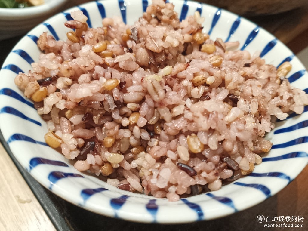 大戶屋美麗華店 中山區美食 劍南路站美食 美麗華美食街 日式料理 五穀米飯 我發現五穀米飯吃起來比白飯更有嚼勁，但五穀米飯如果要續加，也是要加錢。 @在地探索的阿府台北美食