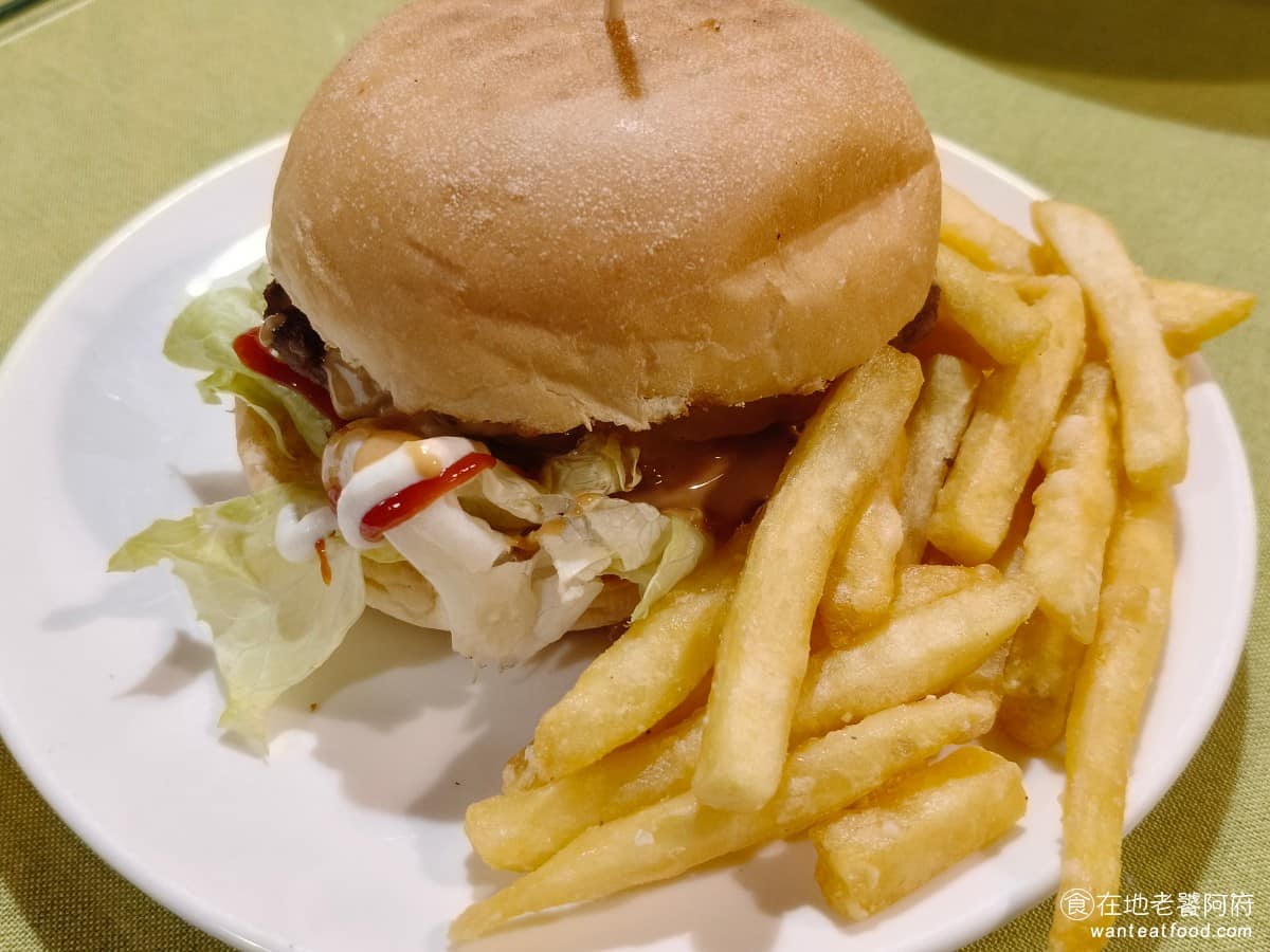 Huge Burger Burger菜單 Burger推薦 士林區美食 士林美食 劍潭美食 超濃花生牛 超濃花生牛是店裡的招牌,抹上一層自家調配的花生醬,偏鹹中帶一點甜,跟一般市售很甜的花生醬不一樣,配上薯條一份吃下來很有飽足感。 @在地老饕阿府