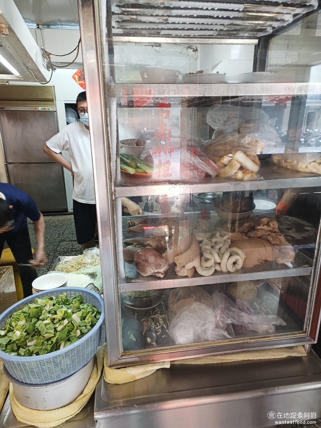 財神台南擔仔麵,財神台南擔仔麵菜單,財神台南擔仔麵價格,松山區美食,松山美食,台灣小吃,擔仔麵,台南米糕 《財神台南擔仔麵》的小菜非常多，提供的小菜主要是南部口味，和台北的黑白切有點不一樣。切的東西有粉肝、豬舌、豬心、鯊魚、生腸、小卷、虱目魚肚。 @在地探索的阿府台北美食