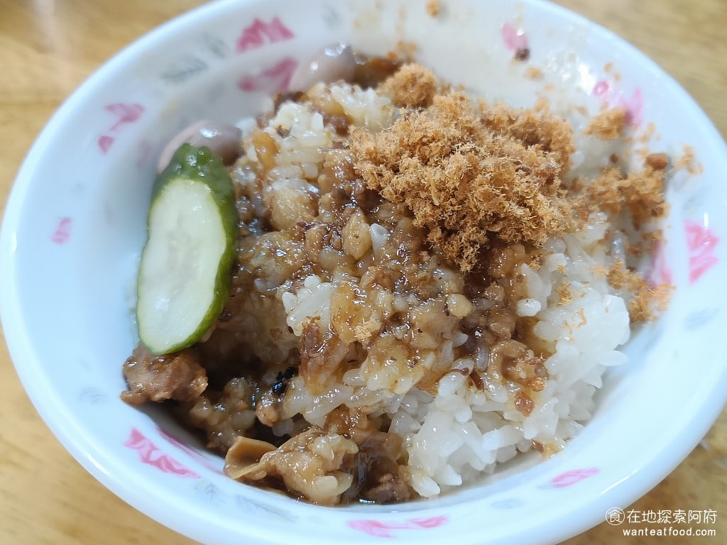 財神台南擔仔麵,財神台南擔仔麵菜單,財神台南擔仔麵價格,松山區美食,松山美食,台灣小吃,擔仔麵,台南米糕 台南米糕 35 元 現在在台北市很難找到專門賣台南米糕的店家，而《財神台南擔仔麵》不只是擔仔麵有名，他的台南米糕也是招牌之一。 @在地探索的阿府台北美食