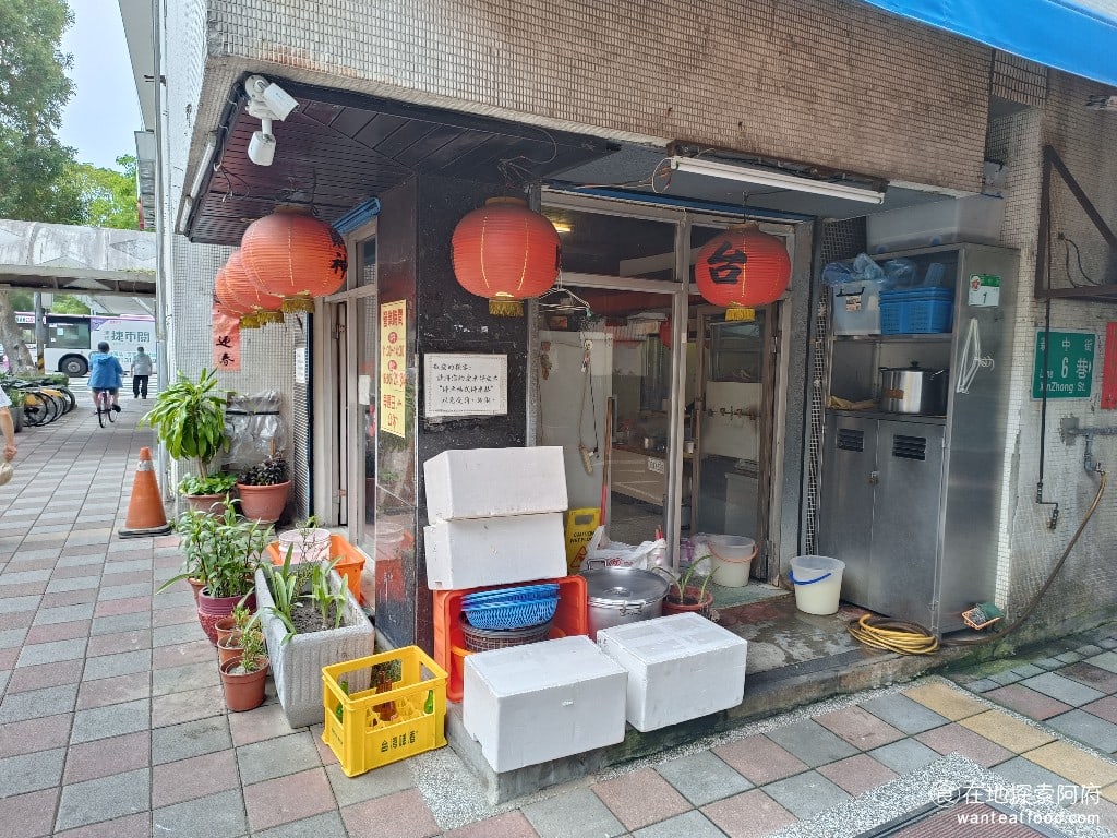 財神台南擔仔麵,財神台南擔仔麵菜單,財神台南擔仔麵價格,松山區美食,松山美食,台灣小吃,擔仔麵,台南米糕 《財神台南擔仔麵》據說是知名影星林青霞回來台灣必吃的一間店。到了晚上，店外的紅色燈籠會亮起，只要看到紅色燈籠亮著，就知道《財神台南擔仔麵》還在營業中。 @在地探索的阿府台北美食