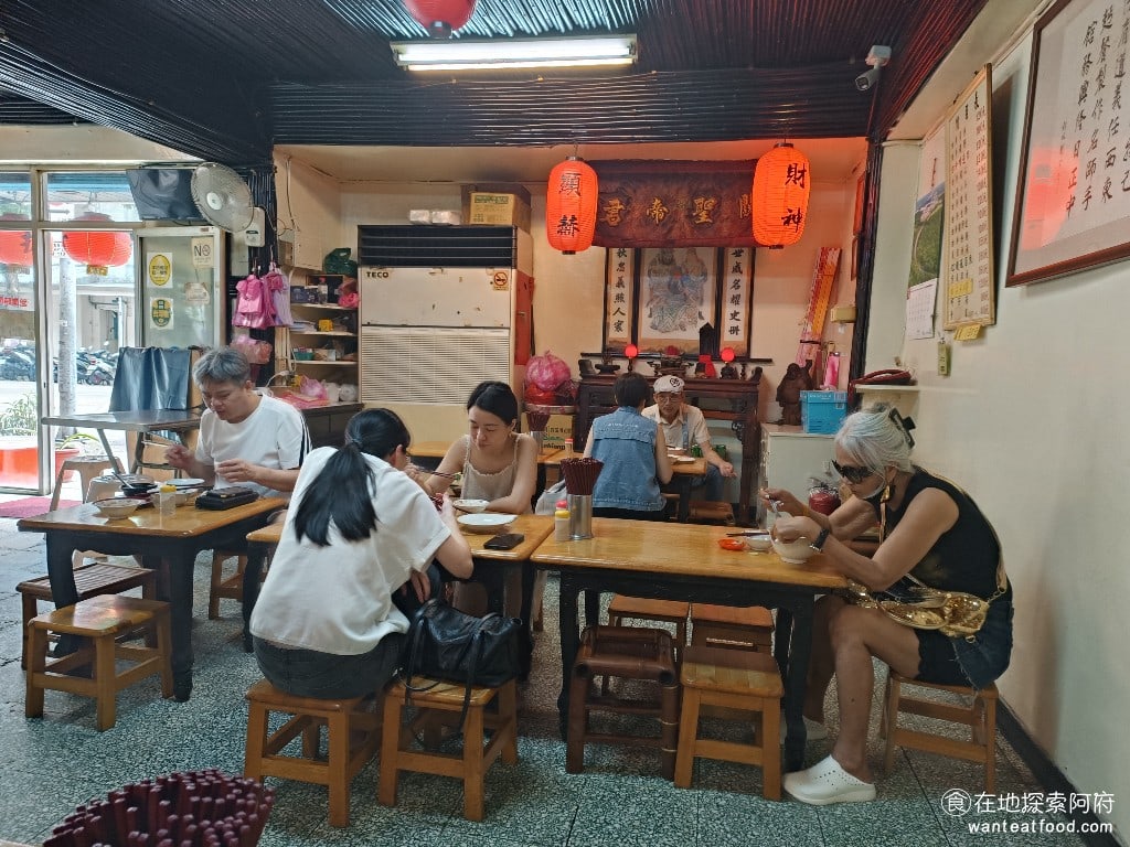財神台南擔仔麵,財神台南擔仔麵菜單,財神台南擔仔麵價格,松山區美食,松山美食,台灣小吃,擔仔麵,台南米糕 店內還有神壇供奉者關聖帝君，就和台南赤崁樓旁邊的擔仔麵店家一樣，台南的武廟供奉的也是關聖帝君。 @在地探索的阿府台北美食