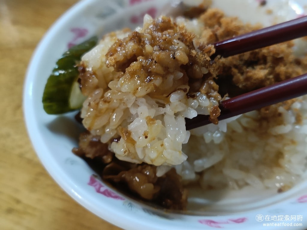 財神台南擔仔麵,財神台南擔仔麵菜單,財神台南擔仔麵價格,松山區美食,松山美食,台灣小吃,擔仔麵,台南米糕 他的台南米糕料理得非常棒，很多賣台南米糕的店家常常都會有一些缺點，例如糯米飯吃起來太乾，或是糯米飯煮得太久而爛掉，但《財神台南擔仔麵》完全處理得恰到好處。 @在地探索的阿府台北美食
