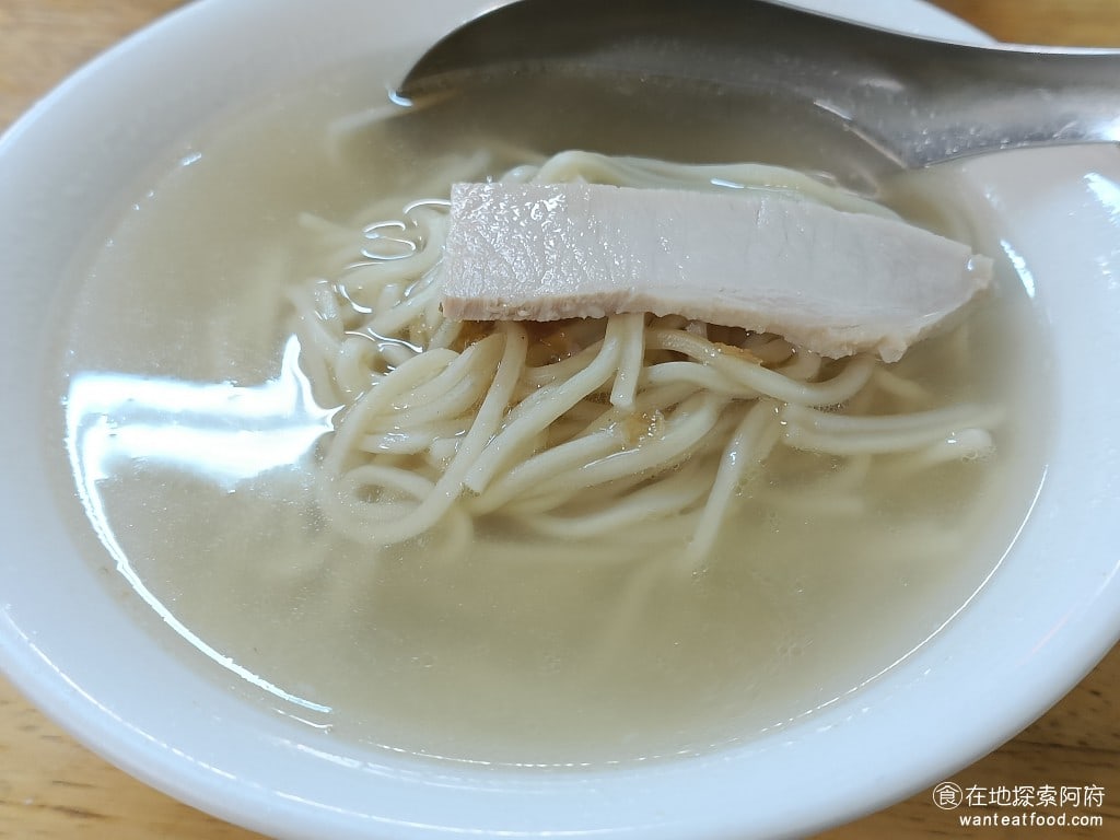 財神台南擔仔麵,財神台南擔仔麵菜單,財神台南擔仔麵價格,松山區美食,松山美食,台灣小吃,擔仔麵,台南米糕 清湯麵 40 元 和擔仔麵相比，《財神台南擔仔麵》的清湯麵個人是不太推薦的，因為他的擔仔麵味道就已經偏淡了，而這碗清湯麵的味道更是淡。 @在地探索的阿府台北美食