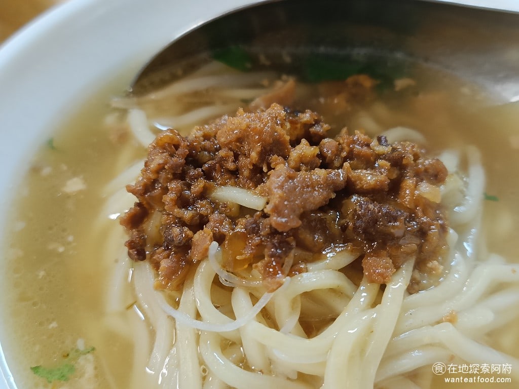 財神台南擔仔麵,財神台南擔仔麵菜單,財神台南擔仔麵價格,松山區美食,松山美食,台灣小吃,擔仔麵,台南米糕 擔仔麵和清湯麵不同的地方在於，擔仔麵上面有加上肉燥，吃起來會比較香一點。麵條的口感非常有嚼勁，擔仔麵湯頭算清淡的，喝起來不會很油膩。和台南道地的擔仔麵相比，這碗麵的味道算是比較簡單樸實。我在台南成大唸書，待過 7 年，台南的擔仔麵味道會更鹹一點。 @在地探索的阿府台北美食