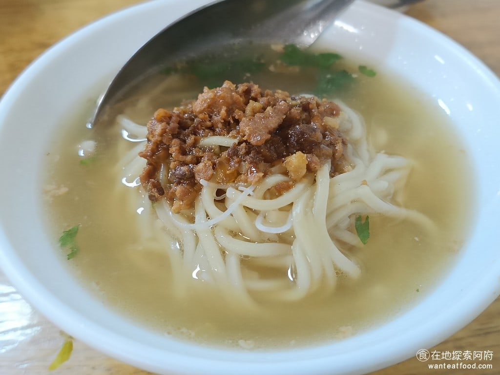 財神台南擔仔麵,財神台南擔仔麵菜單,財神台南擔仔麵價格,松山區美食,松山美食,台灣小吃,擔仔麵,台南米糕 擔仔麵 40 元 在《財神台南擔仔麵》喜歡的餐點，想點就可以點，因為每個餐點都小小的一碗。我原以為這碗麵份量會很小，但其實它的麵球非常扎實，雖然碗很小，但麵份量算是很多。 @在地探索的阿府台北美食