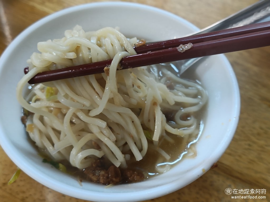 財神台南擔仔麵,財神台南擔仔麵菜單,財神台南擔仔麵價格,松山區美食,松山美食,台灣小吃,擔仔麵,台南米糕 小小的一碗，但這碗麵，麵球的密度很高，所以吃完後會比想像中的還要飽。擔仔麵裡面有加入青蔥和豆芽菜，搭配著一起吃，吃起來非常清爽。 @在地探索的阿府台北美食