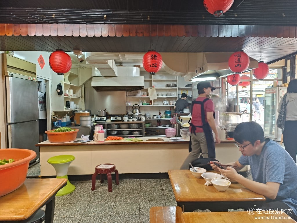 財神台南擔仔麵,財神台南擔仔麵菜單,財神台南擔仔麵價格,松山區美食,松山美食,台灣小吃,擔仔麵,台南米糕 小小的一間店，但工作人員非常多，所以上菜的速度非常快，因此，即使看到店外正在排隊，也不用擔心等太久，因為《財神台南擔仔麵》的翻桌率其實非常高。 @在地探索的阿府台北美食