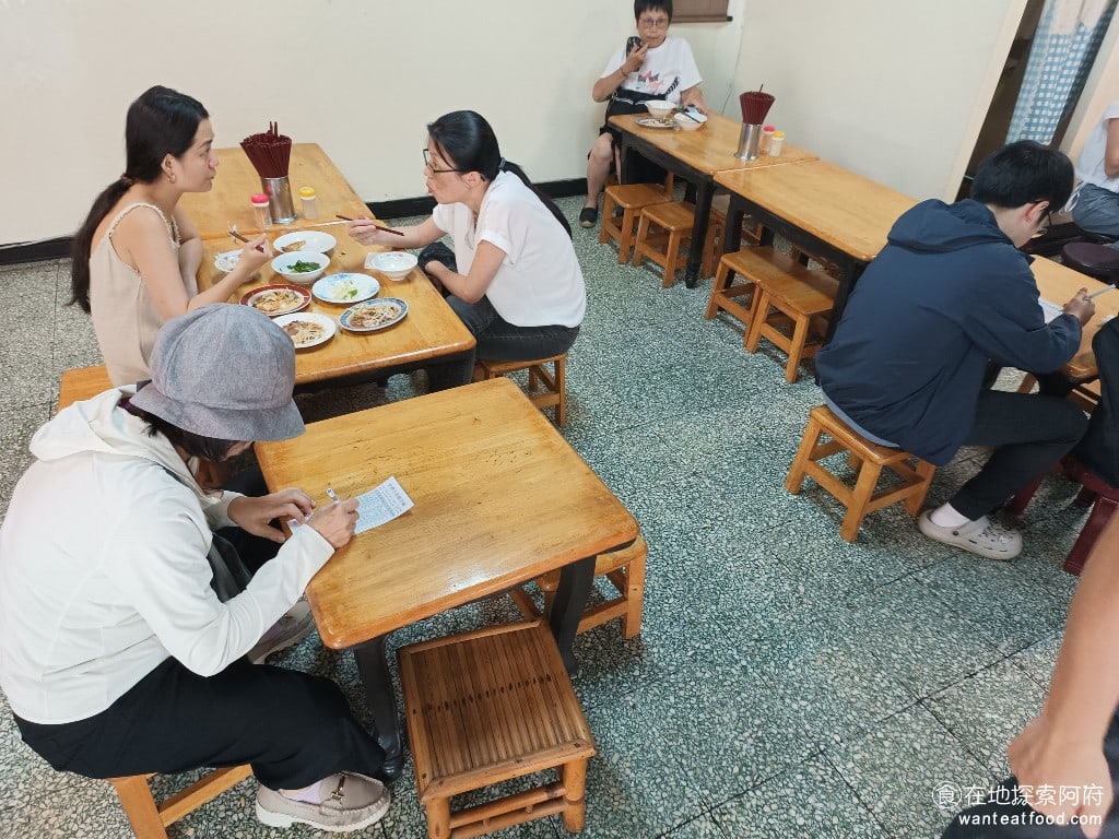財神台南擔仔麵,財神台南擔仔麵菜單,財神台南擔仔麵價格,松山區美食,松山美食,台灣小吃,擔仔麵,台南米糕 木頭質感的桌椅非常有傳統三合院的特色，在台北市的精華地段，還能夠見到這樣的老店，非常特別。 @在地探索的阿府台北美食