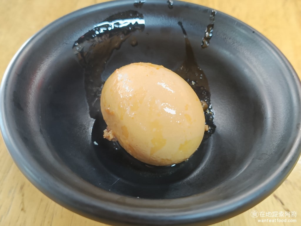財神台南擔仔麵,財神台南擔仔麵菜單,財神台南擔仔麵價格,松山區美食,松山美食,台灣小吃,擔仔麵,台南米糕 滷蛋 15 元 @在地探索的阿府台北美食