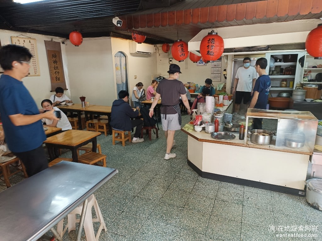 財神台南擔仔麵,財神台南擔仔麵菜單,財神台南擔仔麵價格,松山區美食,松山美食,台灣小吃,擔仔麵,台南米糕 店內的用餐環境非常復古，很像台南府城傳統的小吃攤，店內的座位全部都是矮桌子和矮椅子。 @在地探索的阿府台北美食