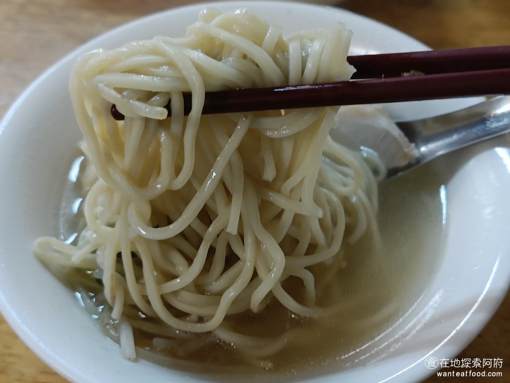 財神台南擔仔麵,財神台南擔仔麵菜單,財神台南擔仔麵價格,松山區美食,松山美食,台灣小吃,擔仔麵,台南米糕 清湯麵裡面沒有加肉燥，完全只有清湯和麵線，麵的份量反而比擔仔麵更多，所以整碗麵全部都在吃黃麵，吃久了會覺得比較單調。 @在地探索的阿府台北美食