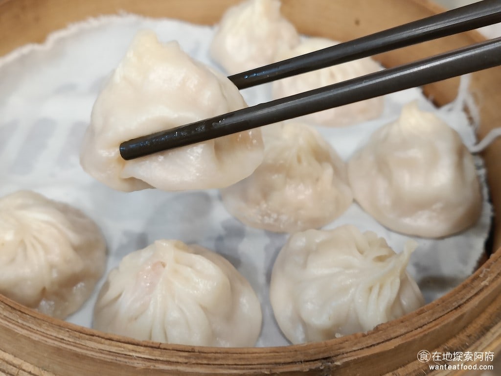 小上海林師傅 松山美食 中式料理 他的小籠包皮比較厚裡面的湯汁也比較少在我心中頂尖的小籠湯包應該是反過來皮要比較薄湯汁要比較多 而且裡面的肉餡也沒有什麼特別的味道