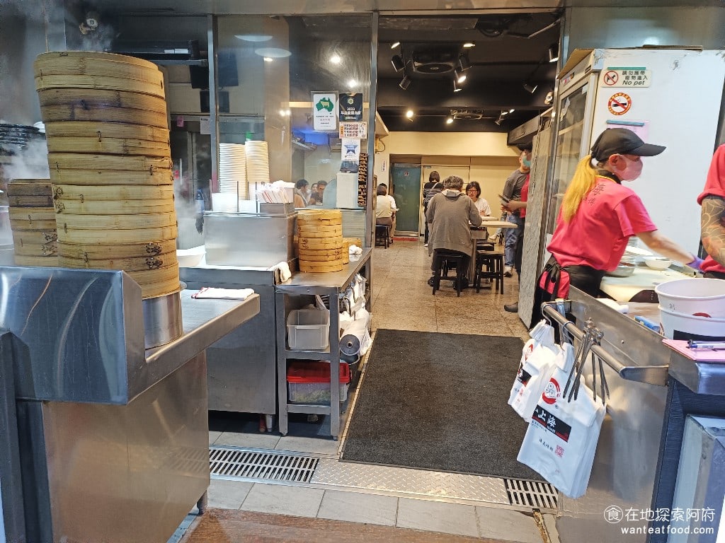 小上海林師傅 松山美食 中式料理 這間店標榜每日嚴選最新鮮的食材勞燉煮是兩到三個小時不添加過多的人工調味呈現最原始的營養與美味