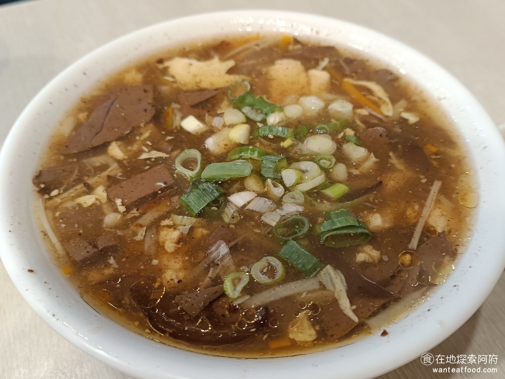 小上海林師傅 松山美食 中式料理 酸辣湯 他的酸辣湯喝起來不會很辣也不會很酸裡面的料非常多豬血和蛋花的比例相當高 如果覺得不夠酸可以自己加醋和胡椒整體來說酸辣湯的味道是非常不錯的