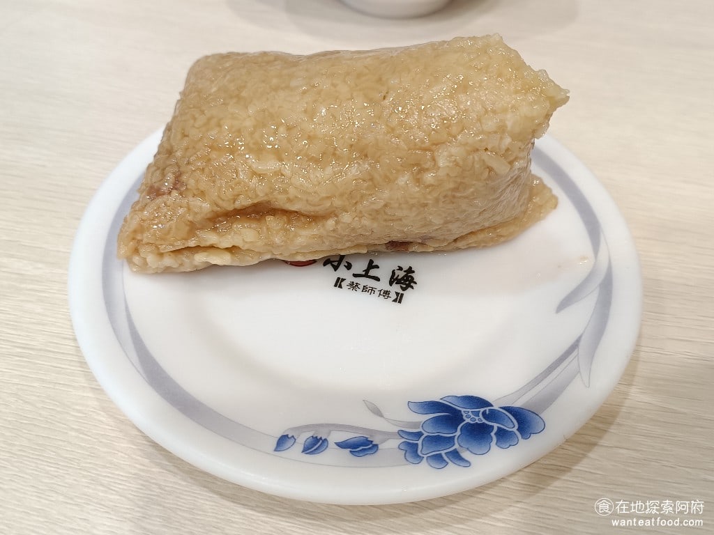 小上海林師傅 松山美食 中式料理 潮州肉粽 這一顆肉粽的價格是90元價格有一點中上 但來這裡我非常建議要點這一道因為他的潮州肉粽是這裡的招牌很多網友都一致推薦