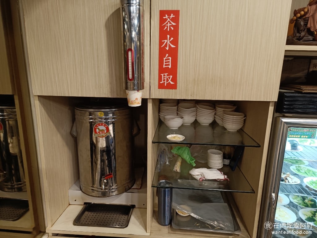 小上海林師傅 松山美食 中式料理 店內有提供免費的茶水可以喝還不錯如果需要小碗或是多餘的餐具都可以在這裡自取