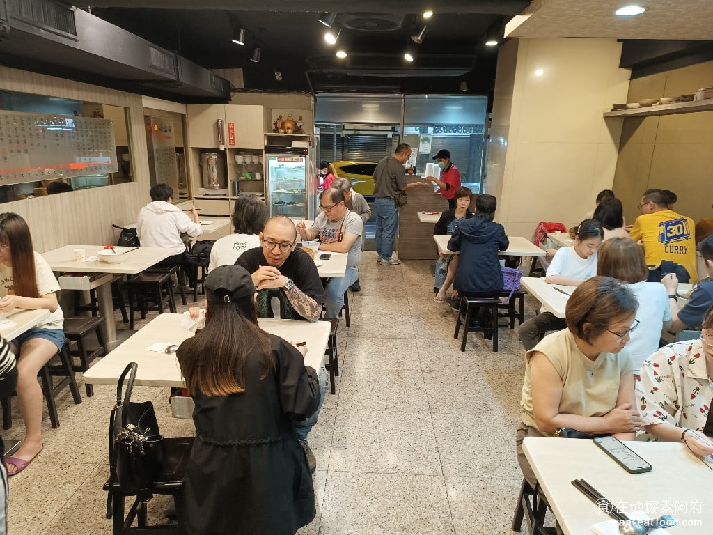 小上海林師傅 松山美食 中式料理 這間店店內的空間並不大每一個座位也不是很寬敞但生意確實非常好幾乎每桌都做滿的人而且店內的冷氣也開得很涼爽用餐環境還算舒適