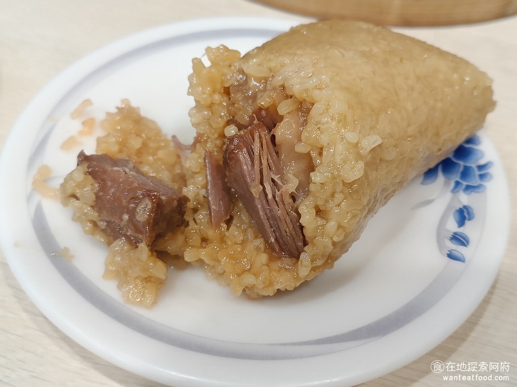 小上海林師傅 松山美食 中式料理 他的潮州肉粽味道不輸鼎泰豐 米飯的部分吃起來口感非常好而且鹹度也很足夠只是裡面的豬肉吃起來有一點硬 還吃得到一點肥肉 和米飯搭配起來吃味道非常棒