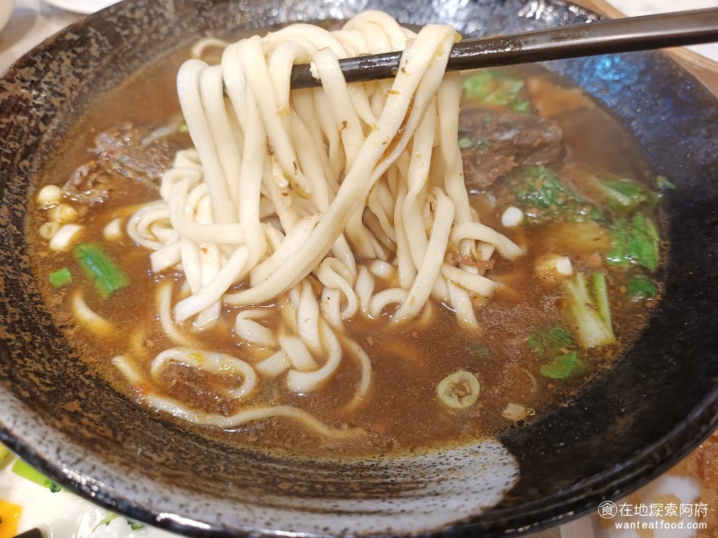 小上海林師傅 松山美食 中式料理 這碗牛肉麵紅燒的湯頭味道是非常棒的 雖然牛肉肉質偏硬但湯頭卻非常夠味裡面的面也給得很多 如果只看湯頭和面的話是非常值得推薦的