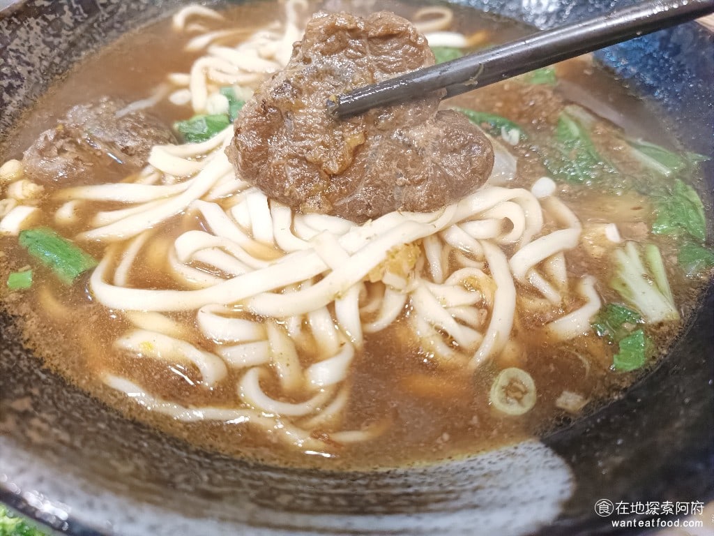 小上海林師傅 松山美食 中式料理 他的牛腱肉是有帶牛筋的看起來調理分明 看上去是很好吃只不過吃的時候會發現還是覺得太硬了 在我心中好吃的牛肉麵牛肉的肉質一定要是軟的 偏乾或是偏柴就不好