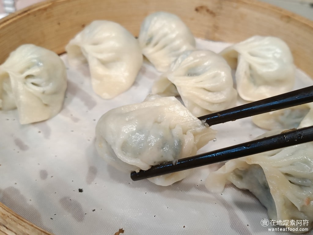 小上海林師傅 松山美食 中式料理 只不過味道上來說我覺得他的菜肉蒸餃吃起來味道偏淡裡面並沒有特別的味道但因為是手工製作的所以裡面的韭菜吃起來非常新鮮