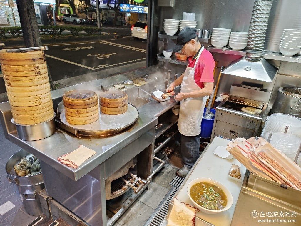 小上海林師傅 松山美食 中式料理 很多人會把這一爹間店的小籠包當作他的招牌但我反而覺得他的小籠湯包不是最好吃的反而其他的餐點像是牛筋麵潮州肉粽油豆腐細粉和酸辣湯這些餐點做的都在水準之上而且CP值也特別高