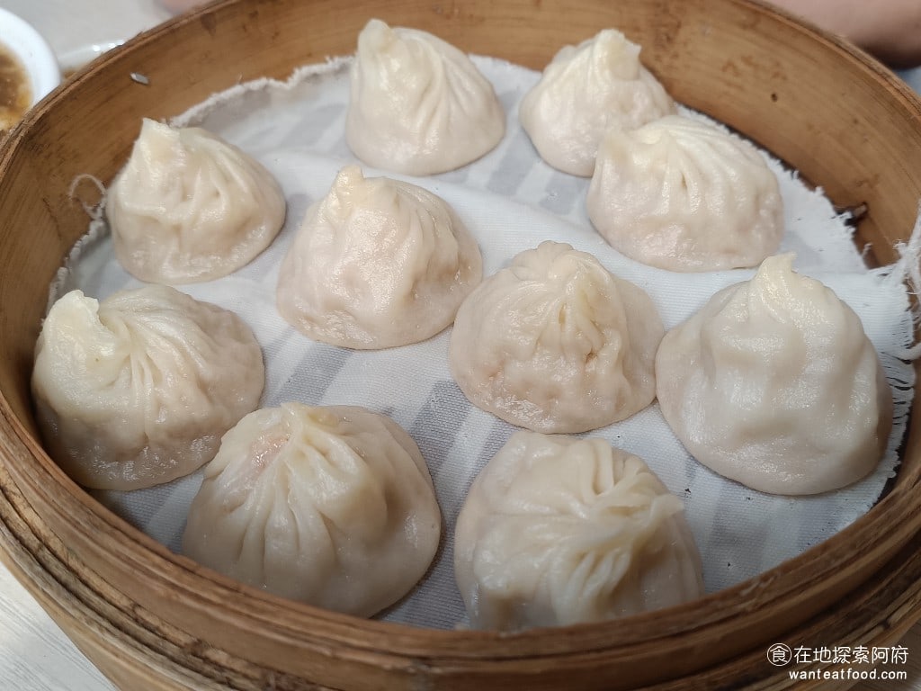 小上海林師傅 松山美食 中式料理 小籠湯包 小籠包這一籠有10顆價格是170元或許是我來這裡之前期望過高了我覺得他的小籠湯包吃起來非常普通夜市攤販做出來的味道食材吃起來是新鮮的 但無特別之處