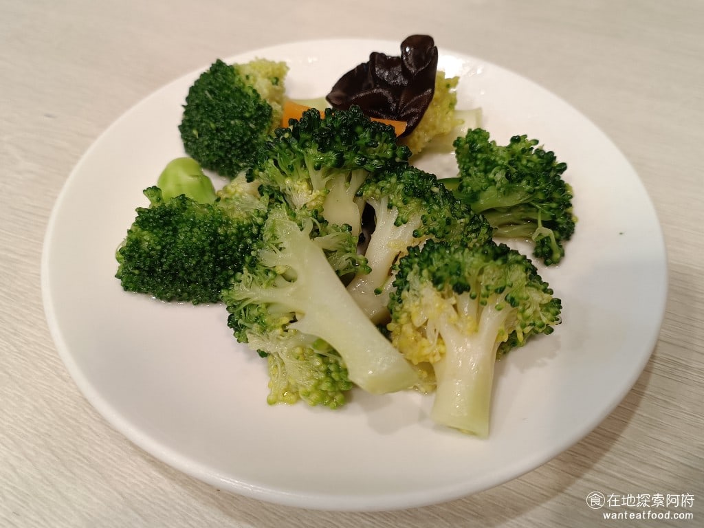 小上海林師傅 松山美食 中式料理 花椰菜 這樣一份花也才是50元以CP值來說是有一點低花椰菜吃起來非常清爽