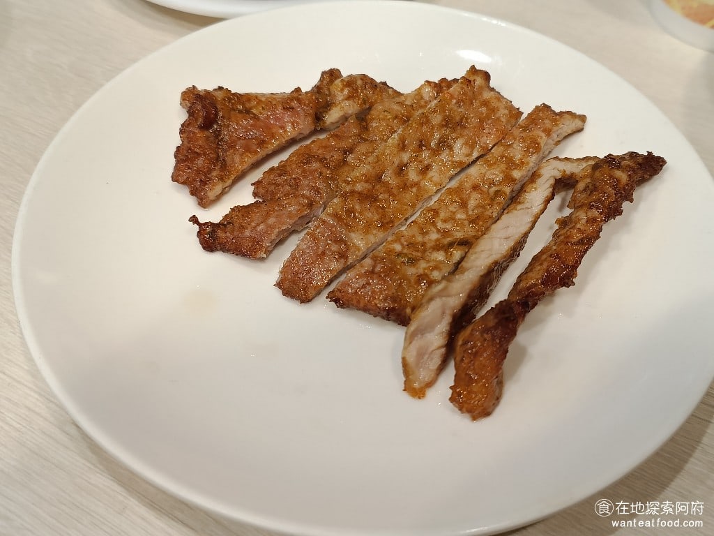 小上海林師傅 松山美食 中式料理 單點的炸排骨 這一份炸排骨剛送上桌時嚇了一跳因為這樣一份要90元而且覺得這個份量也太少了吧 他的炸排骨個人是完全不推薦因為吃起來又乾又癟又硬