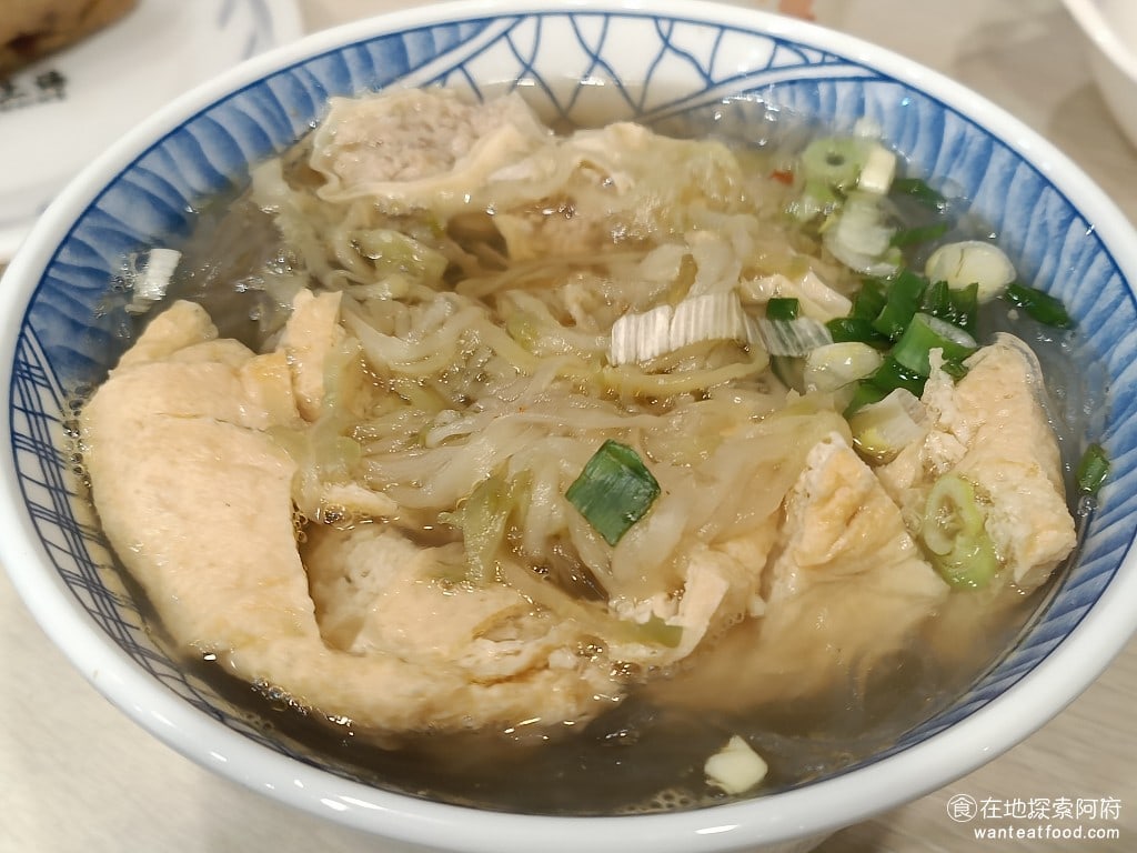 小上海林師傅 松山美食 中式料理 油豆腐細粉 這一碗油豆腐細粉份量很多價格只要100元CP值很高裡面有滿滿的豆腐 細粉還有酸菜