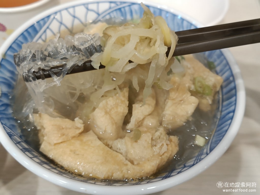 小上海林師傅 松山美食 中式料理 一般來說油豆腐細粉的味道都是偏淡的這裡的油豆腐細粉帶有微微的酸味因為他的酸菜加的比例比較高我覺得味道非常棒吃起來還蠻開胃的