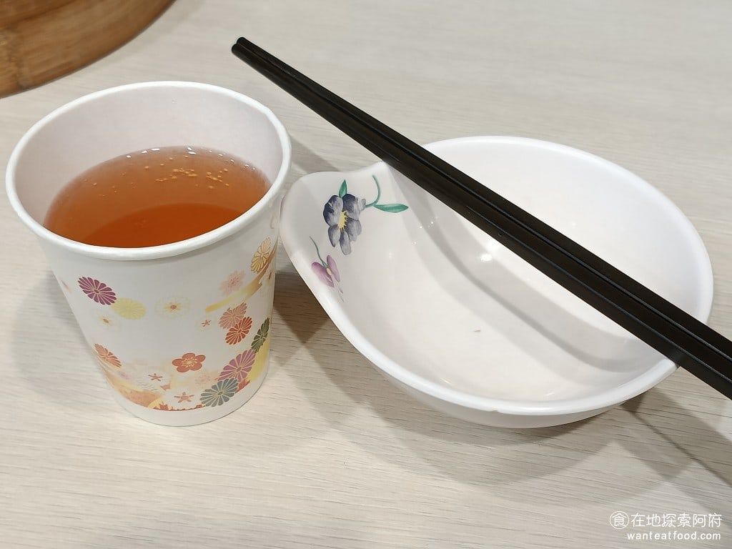 小上海林師傅 松山美食 中式料理 餐具非常簡單只有筷子小碗和免費的熱茶