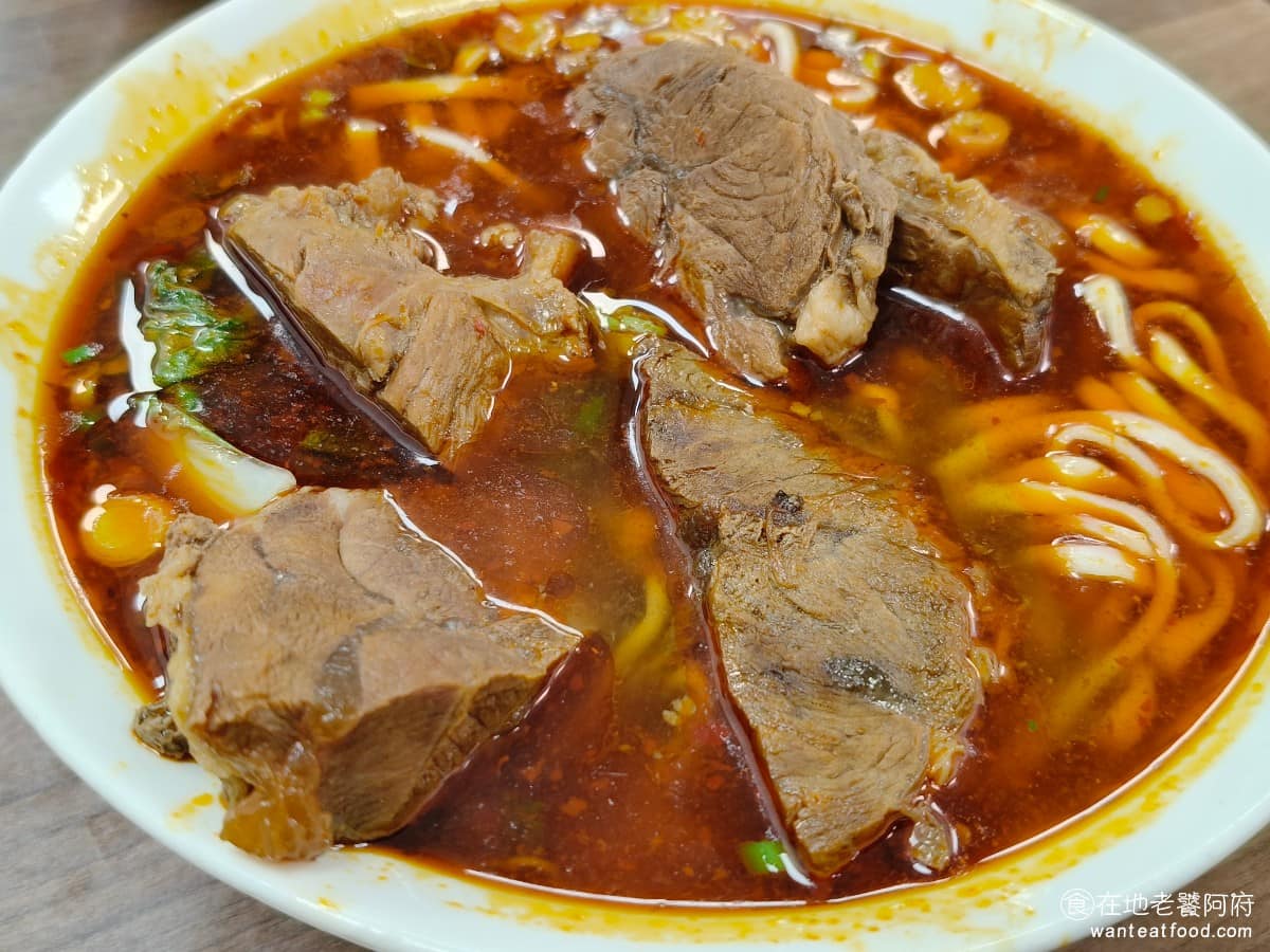 小陳牛肉麵 小陳牛肉麵菜單 小陳牛肉麵推薦 信義區美食 信義美食 永春美食 紅燒牛肉麵大 我們點的是大碗,比小碗只多 30 元,但份量差距蠻明顯的。說實話一般食量的人,點小碗就夠了,大碗通常一個人不太能吃完。 @在地老饕阿府