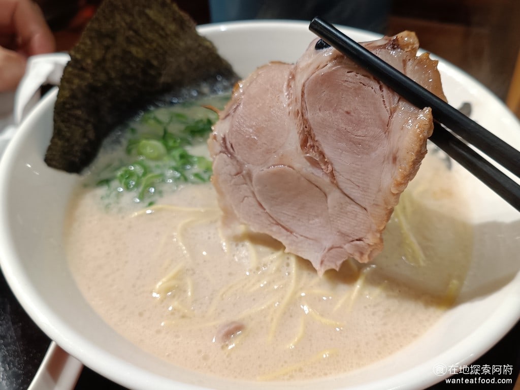 道樂拉麵大北店 士林美食 士林美食 豚骨拉麵 雞排湯拉麵 日式料理 叉燒只有一片是有點可惜 雖然份量不多但沒騙吃起來有瘦有肥而且煮得非常軟嫩入口即化叉燒有被炙燒過所以香氣十足 當然口味也是偏鹹的