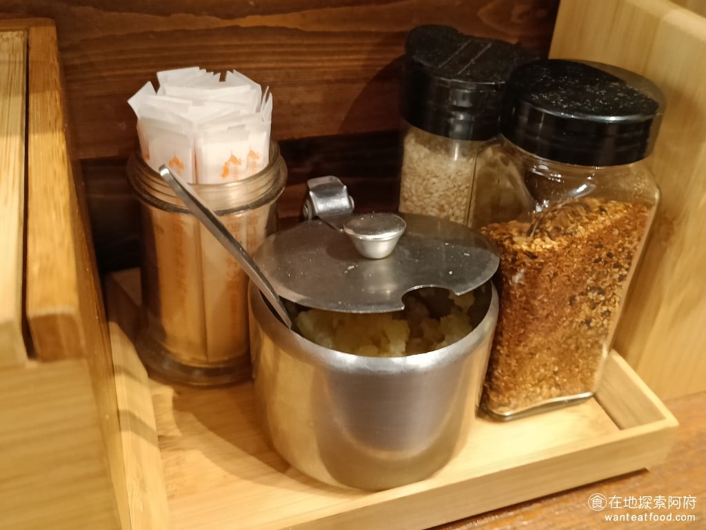 道樂拉麵大北店 士林美食 士林美食 豚骨拉麵 雞排湯拉麵 日式料理 桌上有提供調味料有七味粉大蒜泥還有白芝麻 如果希望豚骨的湯頭合起來可以更清爽不油膩就可以多少一些白芝麻讓他吸油
