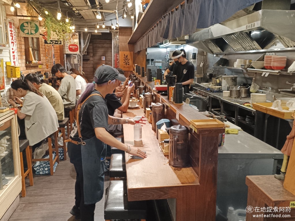 道樂拉麵大北店 士林美食 士林美食 豚骨拉麵 雞排湯拉麵 日式料理 店內的空間是狹長型的右邊是廚房區左邊則是座位區由於店內空間比較小所以做起來會覺得有一點擠座位的下方有掛勾可以讓你掛身上的包包