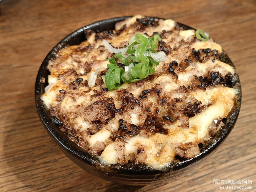 道樂拉麵大北店 士林美食 士林美食 豚骨拉麵 雞排湯拉麵 日式料理 叉燒飯60元 叉燒飯上面撒了滿滿的肌肉和美乃滋表面也經過火烤烤得非常的焦香 所以店員有交代晚絕對不能碰因為火烤過超級燙