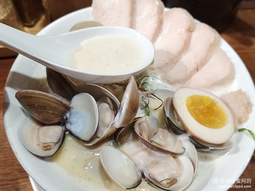 道樂拉麵大北店 士林美食 士林美食 豚骨拉麵 雞排湯拉麵 日式料理 因為他的雞白湯個人感覺有加了一些奶油所以搭配這蛤蠣味道有一點像奶油蛤蠣麵整體來說蛤蠣的味道比較重蓋過了雞白湯喝起來算是很特別的口味