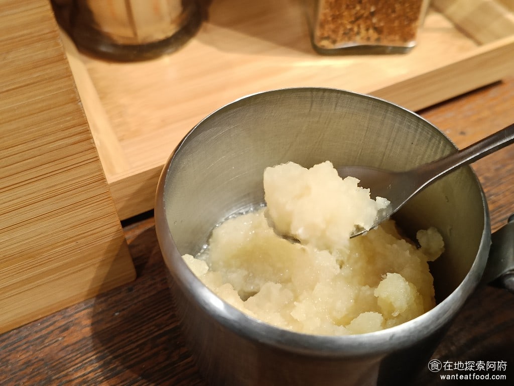 道樂拉麵大北店 士林美食 士林美食 豚骨拉麵 雞排湯拉麵 日式料理 如果覺得豚骨拉麵的味道不夠就可以搭配這裡的大蒜泥加了大蒜以後就變成大蒜豚骨拉麵