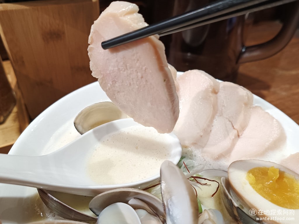道樂拉麵大北店 士林美食 士林美食 豚骨拉麵 雞排湯拉麵 日式料理 他的肌肉雖然是雞胸肉但吃起來非常的軟嫩不乾柴 雞肉吃起來不會很鹹口感非常好