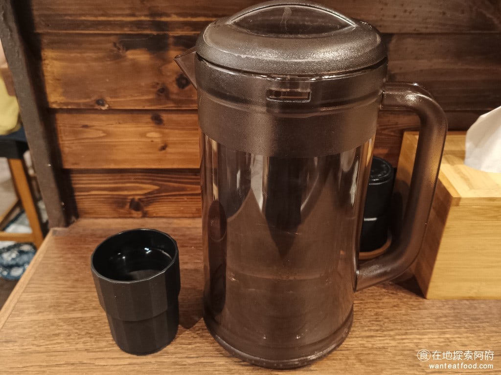 道樂拉麵大北店 士林美食 士林美食 豚骨拉麵 雞排湯拉麵 日式料理 桌上有提供免費的冰水因為這裡的拉麵口味都比較鹹所以搭配冰水吃起來會更舒服