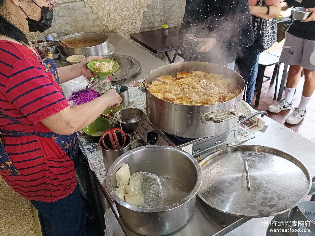 同安街麵線羹,同安街麵線羹菜單,同安街麵線羹價格,中正區美食,中正美食,古亭美食,台灣小吃,麵線,臭豆腐,臭豆腐 《同安街麵線羹》排隊會等這麼久的原因之一，是因為如果麵線或肉羹突然沒了，老闆娘還要回到後方的家中再去煮肉羹或麵線，所以隊伍前進的速度就斷斷續續，店裡會突然完全沒有員工。 @在地探索的阿府台北美食